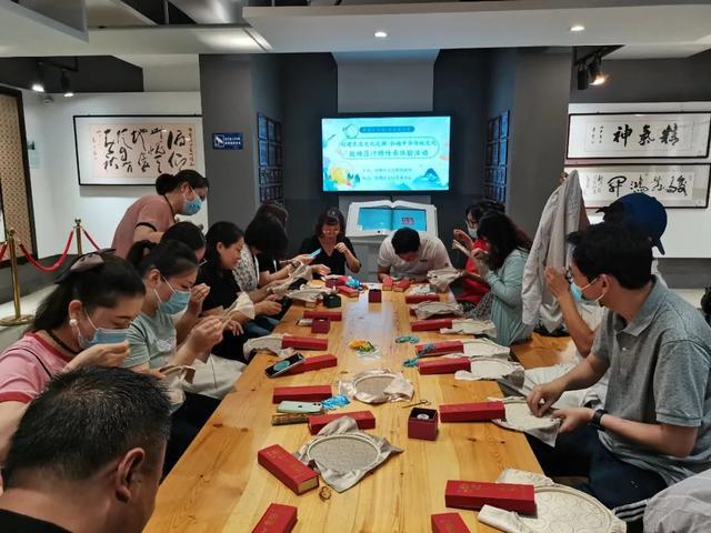 开封市鼓楼区举办“创建东亚文化之都·弘扬中华传统文化”汴绣传承体验活动